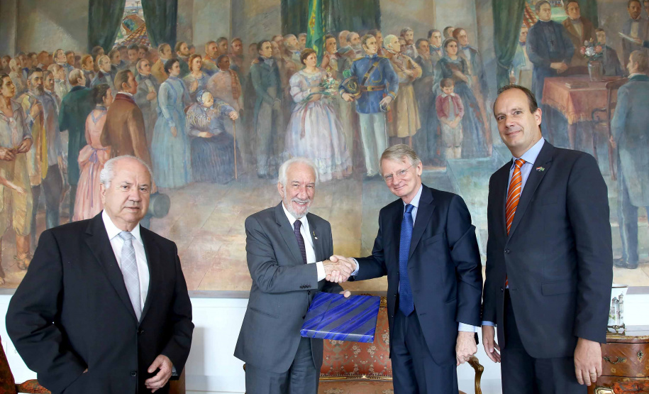 O vice-governador Darci Piana recebeu nesta quinta-feira (2), no Palácio Iguaçu, o embaixador da Holanda no Brasil, Cornelis Van Rij, e apresentou os potenciais do Estado nas áreas da agricultura, indústria, infraestrutura e inovação.Foto:Jaelson Lucas / ANPr