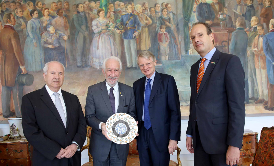 O vice-governador Darci Piana recebeu nesta quinta-feira (2), no Palácio Iguaçu, o embaixador da Holanda no Brasil, Cornelis Van Rij, e apresentou os potenciais do Estado nas áreas da agricultura, indústria, infraestrutura e inovação. Foto:Jaelson Lucas / ANPr