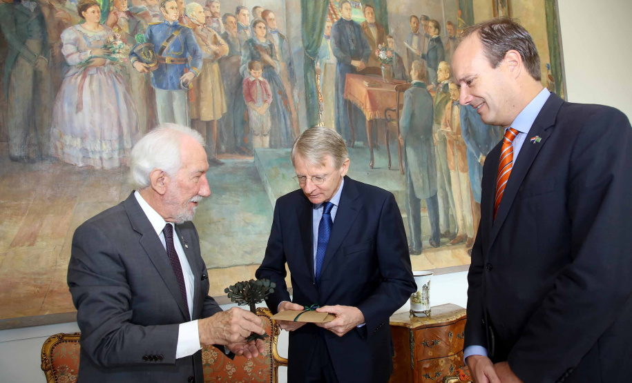 O vice-governador Darci Piana recebeu nesta quinta-feira (2), no Palácio Iguaçu, o embaixador da Holanda no Brasil, Cornelis Van Rij, e apresentou os potenciais do Estado nas áreas da agricultura, indústria, infraestrutura e inovação.Foto:Jaelson Lucas / ANPr