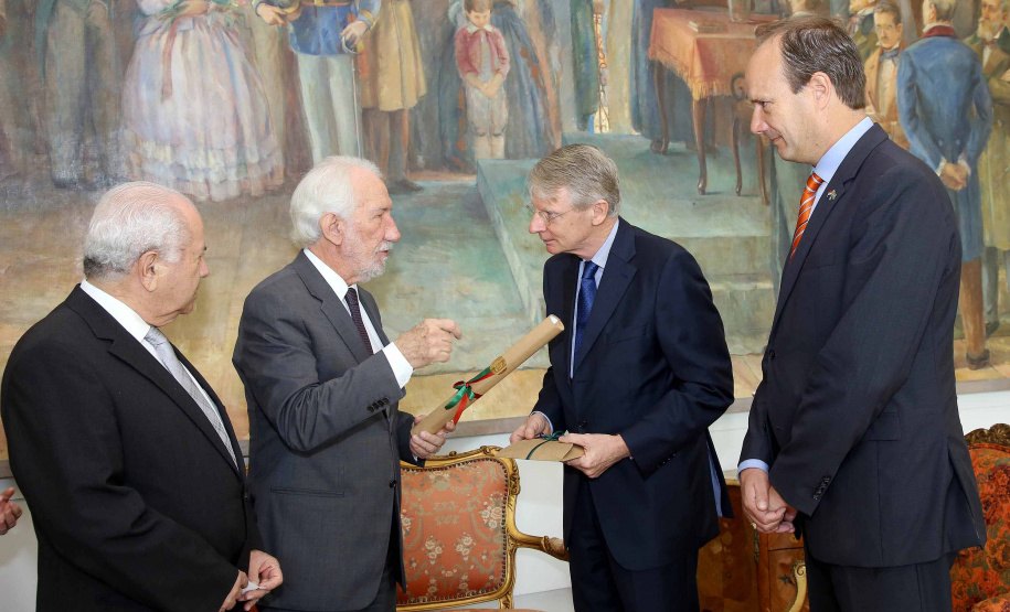 O vice-governador Darci Piana recebeu nesta quinta-feira (2), no Palácio Iguaçu, o embaixador da Holanda no Brasil, Cornelis Van Rij, e apresentou os potenciais do Estado nas áreas da agricultura, indústria, infraestrutura e inovação.Foto:Jaelson Lucas / ANPr
