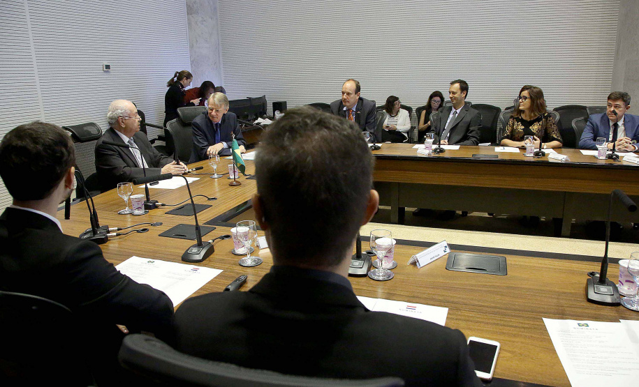 O embaixador também reuniu-se com representantes das secretarias e órgãos estaduais, que mostraram as potencialidades do Paraná, especial nas produções agropecuária e industrial. Foto:Jaelson Lucas / ANPr