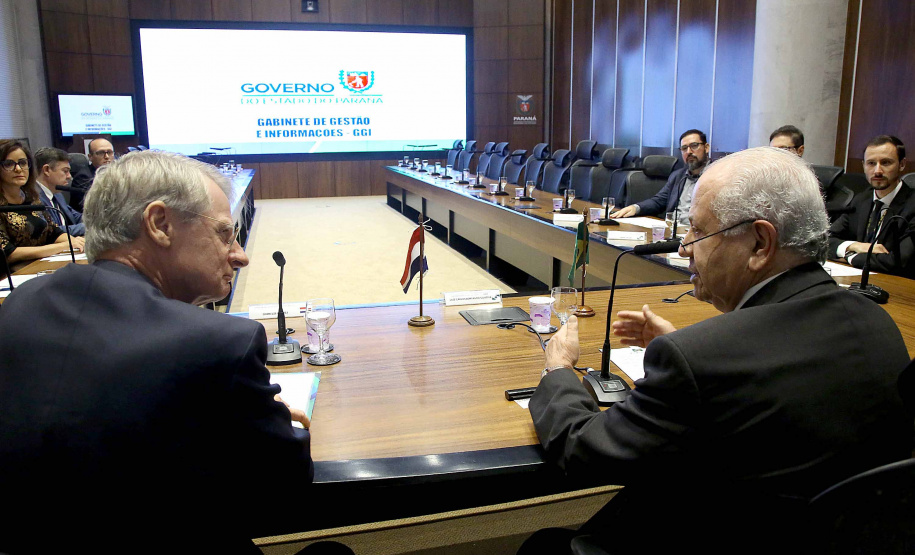 O embaixador também reuniu-se com representantes das secretarias e órgãos estaduais, que mostraram as potencialidades do Paraná, especial nas produções agropecuária e industrial. Foto:Jaelson Lucas / ANPr
