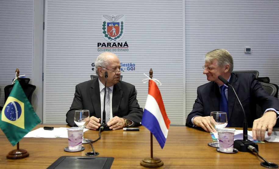 O embaixador também reuniu-se com representantes das secretarias e órgãos estaduais, que mostraram as potencialidades do Paraná, especial nas produções agropecuária e industrial. Foto:Jaelson Lucas / ANPr