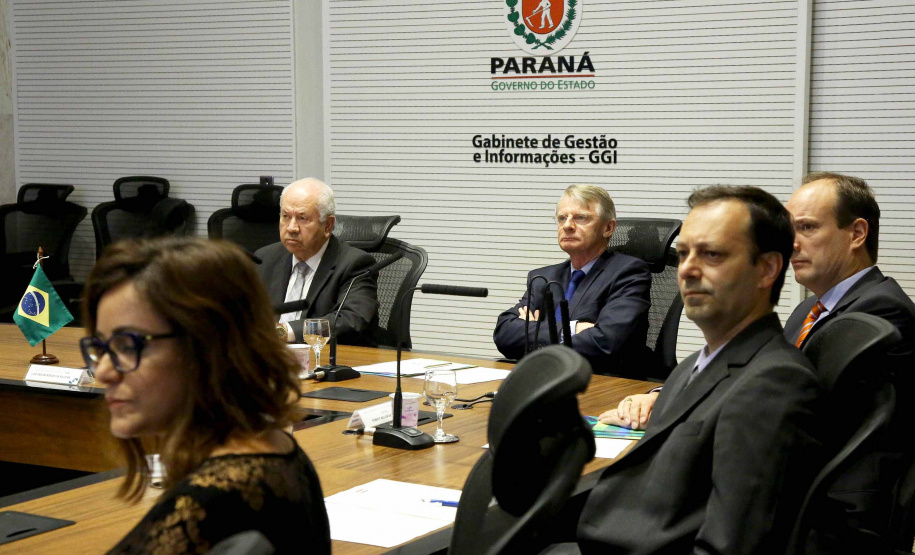 O embaixador também reuniu-se com representantes das secretarias e órgãos estaduais, que mostraram as potencialidades do Paraná, especial nas produções agropecuária e industrial.  Foto:Jaelson Lucas / ANPr
