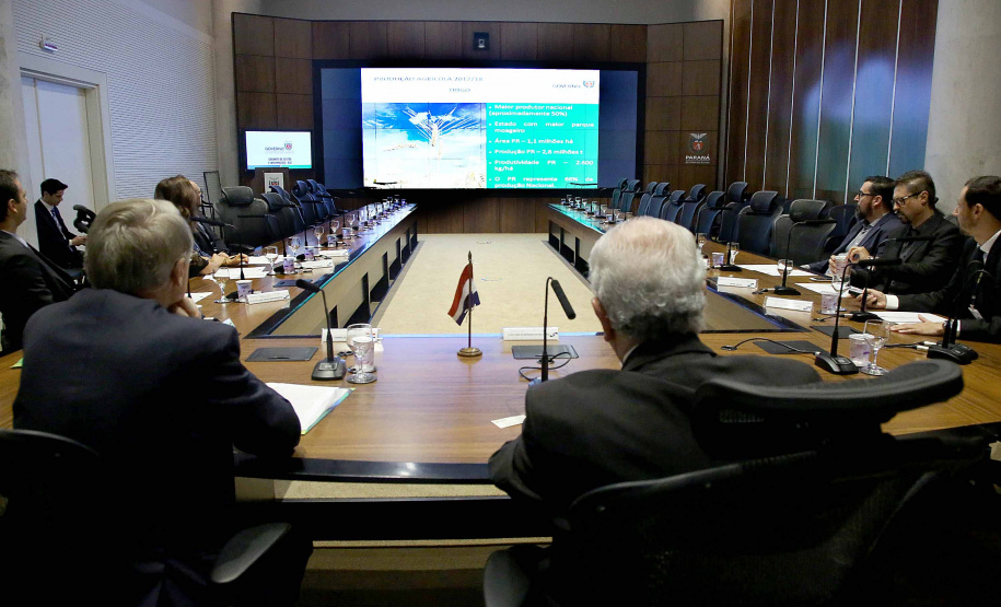 O embaixador também reuniu-se com representantes das secretarias e órgãos estaduais, que mostraram as potencialidades do Paraná, especial nas produções agropecuária e industrial.  Foto:Jaelson Lucas / ANPr