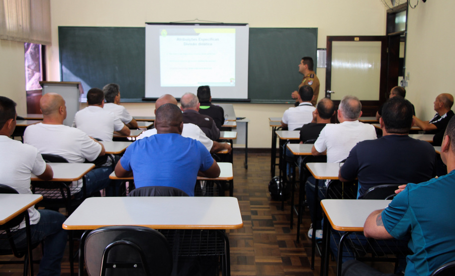 Policiais militares da reserva selecionados no Programa Escola Segura, do Governo do Estado, para atuar na segurança das escolas estaduais, iniciaram nesta quinta-feira (02) os cursos de treinamento e aperfeiçoamento. Eles foram selecionados em todas as fases do processo (previsto em edital), como saúde física e psicológica.Foto:Soldado Amanda Morais