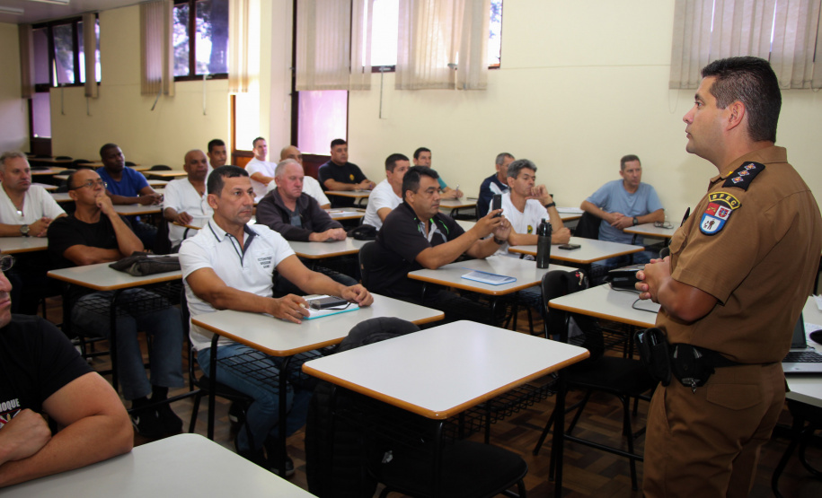 Policiais militares da reserva selecionados no Programa Escola Segura, do Governo do Estado, para atuar na segurança das escolas estaduais, iniciaram nesta quinta-feira (02) os cursos de treinamento e aperfeiçoamento. Eles foram selecionados em todas as fases do processo (previsto em edital), como saúde física e psicológica.Foto:Soldado Amanda Morais