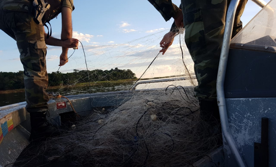 A Secretaria de Desenvolvimento Sustentável e Turismo e as equipes do Batalhão de Polícia Ambiental Força Verde aplicaram 930 autos de infração ambiental em 2019, em 190 municípios do Paraná, por desmatamento irregular (51%), posse ilegal ou maus tratos a animais (18%), efluentes industriais (17%) e pesca fora dos lugares permitidos por lei (5%). Cerca de 90% foi registrado pela polícia, o que resultou em mais de R$ 5 milhões em multas. Foto:Policia Ambiental