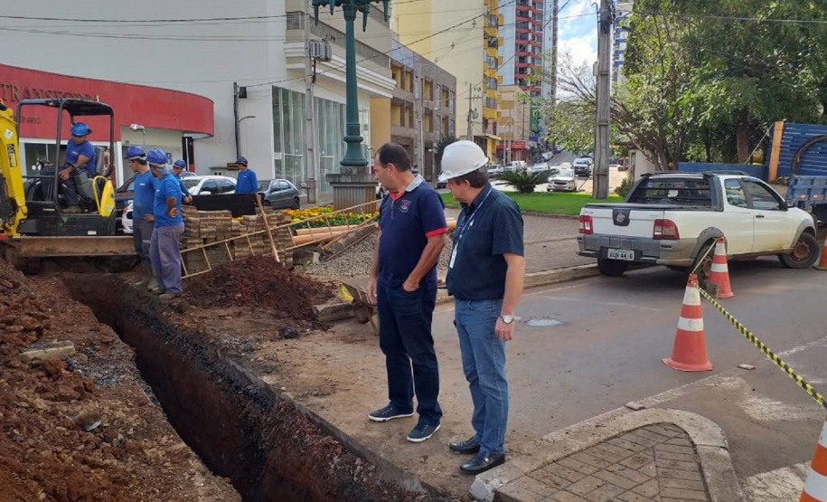 Sanepar substitui redes de água e de esgoto no centro de Pato Branco. Foto:Sanepar