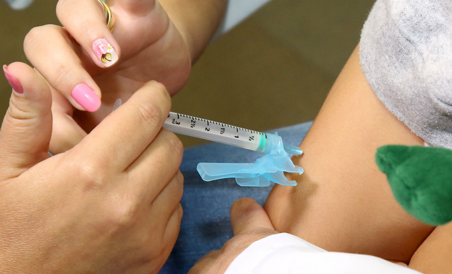 Neste sábado, dia 4, as unidades de saúde vão funcionar em todo o Paraná para a mobilização do ?Dia D? da Campanha Nacional de Vacinação contra a gripe. O objetivo é garantir a imunização dos grupos prioritários que devem receber a vacina. Foto: Jaelson Lucas/ANPr