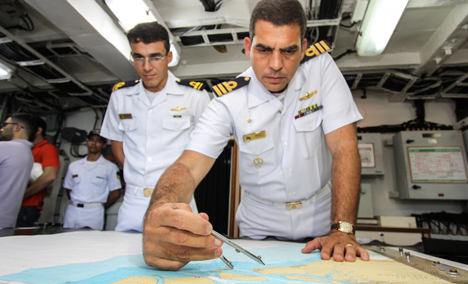 O navio Sirius (H-21), da Marinha do Brasil, está nas proximidades da Barra de Paranaguá para o levantamento hidrográfico que vai permitir a atualização de uma das Cartas Náuticas. Com o dados atualizados, a navegação ficará mais segura na região. Com mais segurança, também existem os ganhos operacionais nos Portos do Paraná. Foto: Claudio Neves/APPA