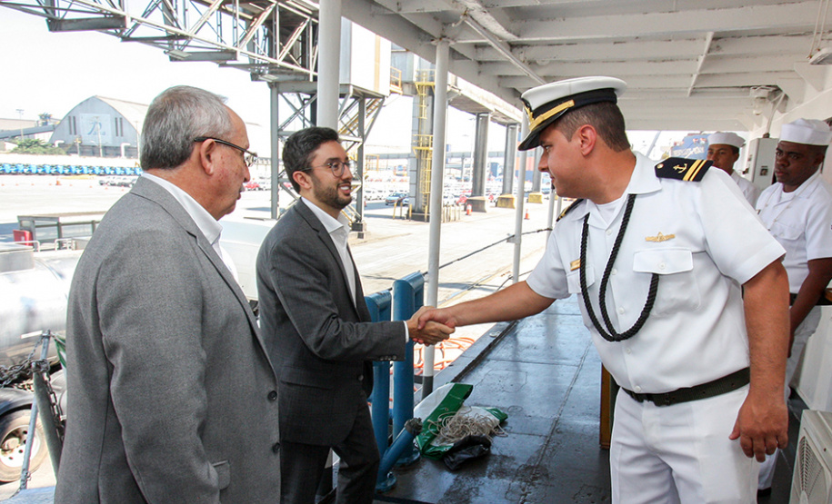 O navio Sirius (H-21), da Marinha do Brasil, está nas proximidades da Barra de Paranaguá para o levantamento hidrográfico que vai permitir a atualização de uma das Cartas Náuticas. Com o dados atualizados, a navegação ficará mais segura na região. Com mais segurança, também existem os ganhos operacionais nos Portos do Paraná. Foto: Claudio Neves/APPA