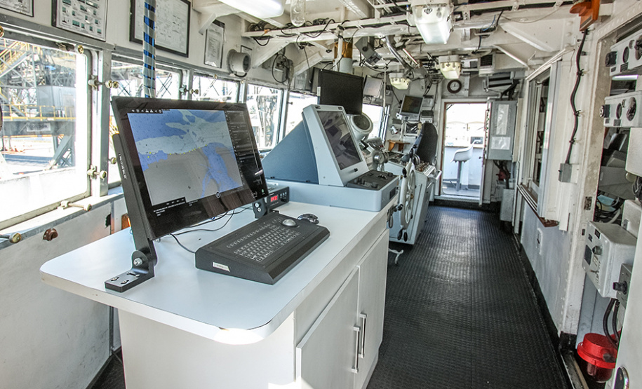 O navio Sirius (H-21), da Marinha do Brasil, está nas proximidades da Barra de Paranaguá para o levantamento hidrográfico que vai permitir a atualização de uma das Cartas Náuticas. Com o dados atualizados, a navegação ficará mais segura na região. Com mais segurança, também existem os ganhos operacionais nos Portos do Paraná. Foto: Claudio Neves/APPA