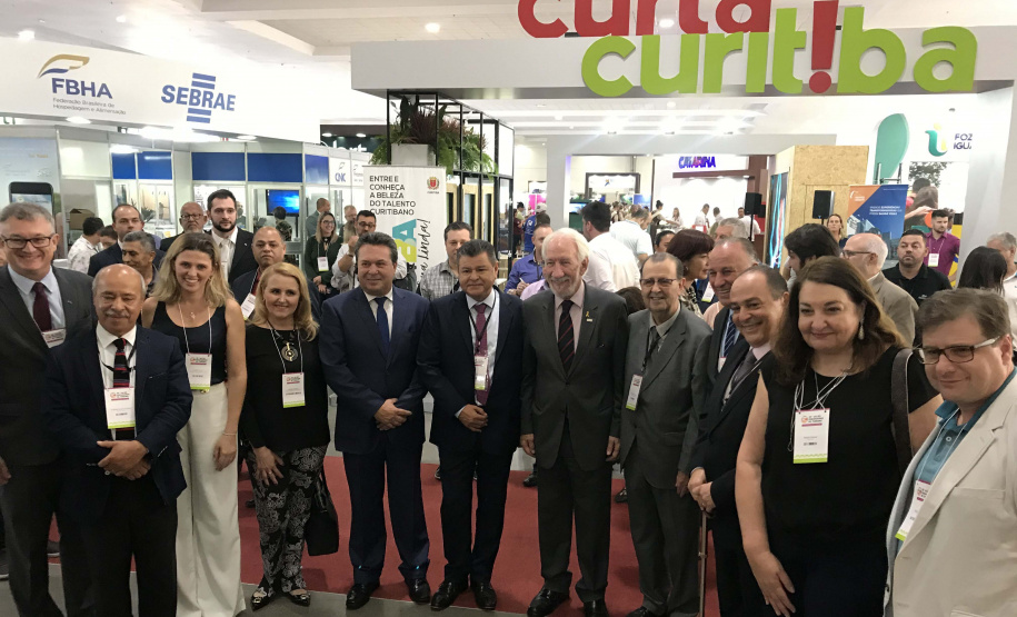 Com a participação do vice-governador Darci Piana, a Paraná Turismo, vinculado à Secretaria de Estado do Desenvolvimento Sustentável e Turismo, apresentou nesta sexta-feira (3) o estande “15ª Mostra das Regiões Turísticas do Paraná”, com uma área de 430 metros, com o objetivo de mostrar as 14 regiões com maior potencial turístico do Estado.Foto: Divulgação/SEDST