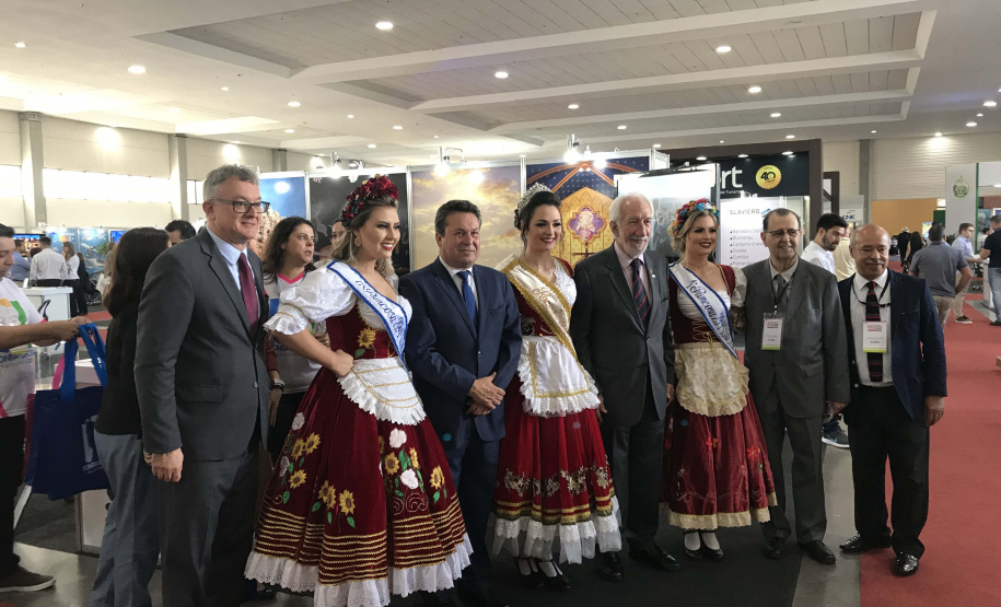 Com a participação do vice-governador Darci Piana, a Paraná Turismo, vinculado à Secretaria de Estado do Desenvolvimento Sustentável e Turismo, apresentou nesta sexta-feira (3) o estande “15ª Mostra das Regiões Turísticas do Paraná”, com uma área de 430 metros, com o objetivo de mostrar as 14 regiões com maior potencial turístico do Estado.Foto: Divulgação/SEDST
