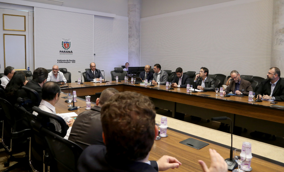Representantes do Governo do Estado, da Assembleia Legislativa e de sindicatos de servidores públicos realizaram nesta sexta-feira (03) da primeira reunião de trabalho da comissão permanente criada para debater as demandas do funcionalismo estadual.
Foto Gilson Abreu/ANPr