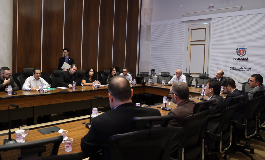 Representantes do Governo do Estado, da Assembleia Legislativa e de sindicatos de servidores públicos realizaram nesta sexta-feira (03) da primeira reunião de trabalho da comissão permanente criada para debater as demandas do funcionalismo estadual.
Foto Gilson Abreu/ANPr