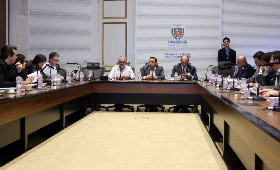 Representantes do Governo do Estado, da Assembleia Legislativa e de sindicatos de servidores públicos realizaram nesta sexta-feira (03) da primeira reunião de trabalho da comissão permanente criada para debater as demandas do funcionalismo estadual.
Foto Gilson Abreu/ANPr