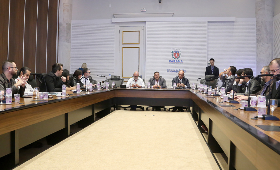 Representantes do Governo do Estado, da Assembleia Legislativa e de sindicatos de servidores públicos realizaram nesta sexta-feira (03) da primeira reunião de trabalho da comissão permanente criada para debater as demandas do funcionalismo estadual.
Foto Gilson Abreu/ANPr