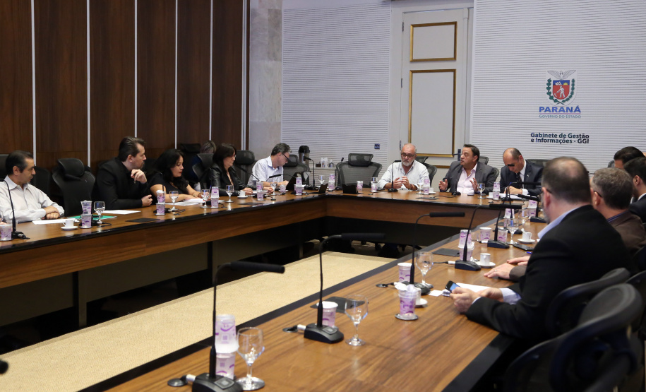 Representantes do Governo do Estado, da Assembleia Legislativa e de sindicatos de servidores públicos realizaram nesta sexta-feira (03) da primeira reunião de trabalho da comissão permanente criada para debater as demandas do funcionalismo estadual.
Foto Gilson Abreu/ANPr