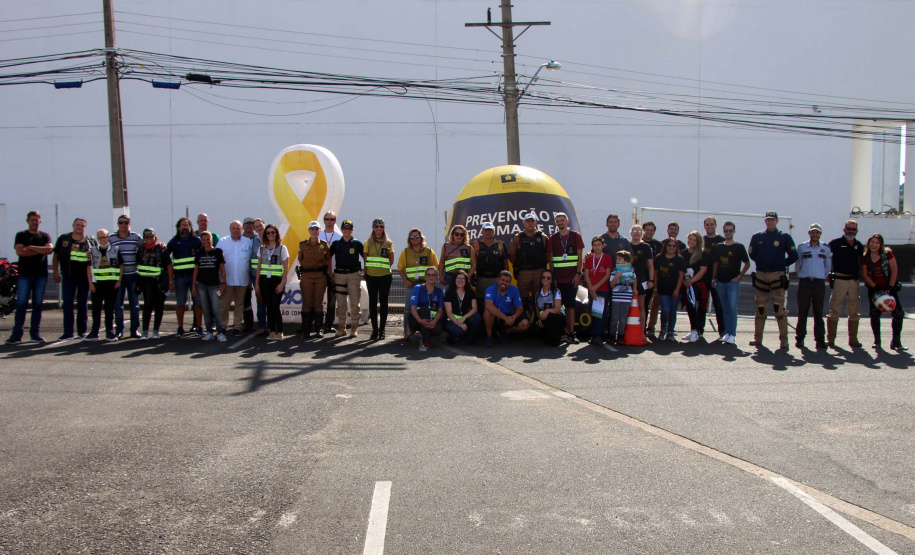 04-05-2019 Dia Mundial do Trânsito Motociclistas de Curitiba e Região Metropolitana participaram de uma instrução educativa sobre direção defensiva na manhã deste sábado (04/05), Dia Mundial do Trânsito, para reforçar a campanha educativa Maio Amarelo, do Departamento de Trânsito do Paraná (DETRAN) e da Polícia Militar. Foto:Soldado Amanda Morais