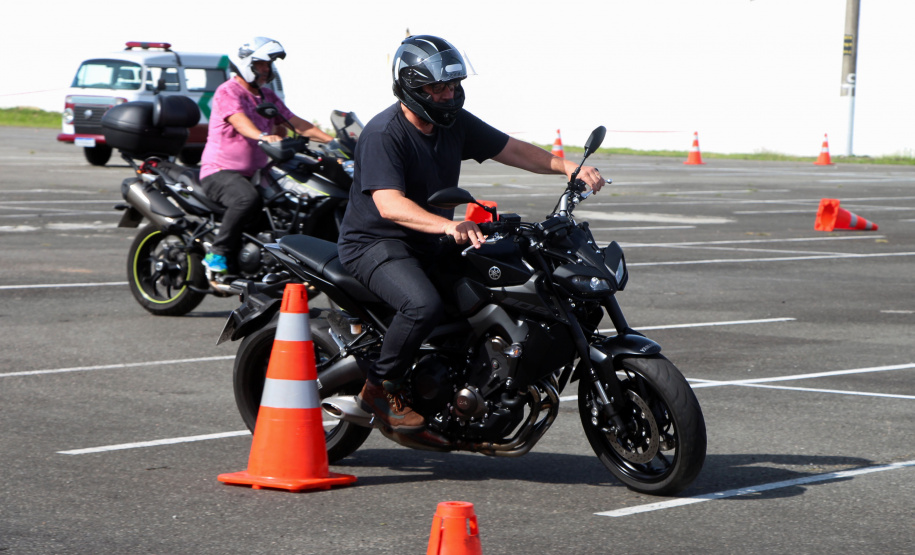 04-05-2019 Dia Mundial do Trânsito Motociclistas de Curitiba e Região Metropolitana participaram de uma instrução educativa sobre direção defensiva na manhã deste sábado (04/05), Dia Mundial do Trânsito, para reforçar a campanha educativa Maio Amarelo, do Departamento de Trânsito do Paraná (DETRAN) e da Polícia Militar. Foto:Soldado Amanda Morais