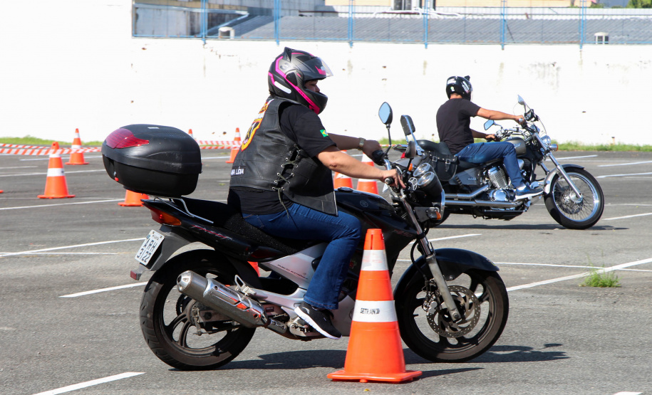 04-05-2019 Dia Mundial do Trânsito Motociclistas de Curitiba e Região Metropolitana participaram de uma instrução educativa sobre direção defensiva na manhã deste sábado (04/05), Dia Mundial do Trânsito, para reforçar a campanha educativa Maio Amarelo, do Departamento de Trânsito do Paraná (DETRAN) e da Polícia Militar. Foto:Soldado Amanda Morais