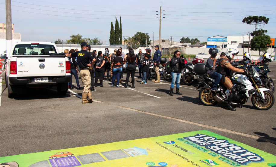 04-05-2019 Dia Mundial do Trânsito Motociclistas de Curitiba e Região Metropolitana participaram de uma instrução educativa sobre direção defensiva na manhã deste sábado (04/05), Dia Mundial do Trânsito, para reforçar a campanha educativa Maio Amarelo, do Departamento de Trânsito do Paraná (DETRAN) e da Polícia Militar. Foto:Soldado Amanda Morais