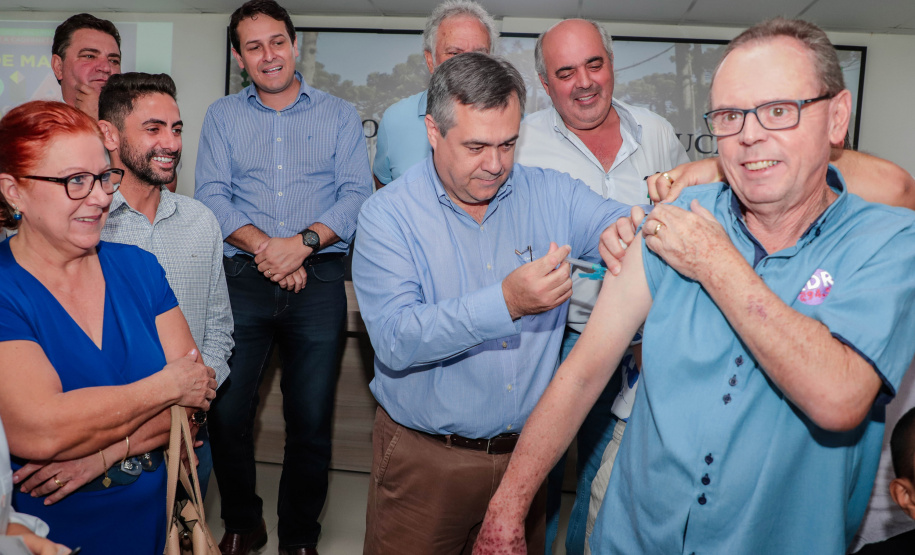 O secretário da Saúde do Paraná, Beto Preto, fez neste sábado pela manhã, na sede da 16ª Regional de Saúde, em Apucarana, a abertura estadual do “Dia D” da vacinação contra a gripe. Foto: Josias Pinto