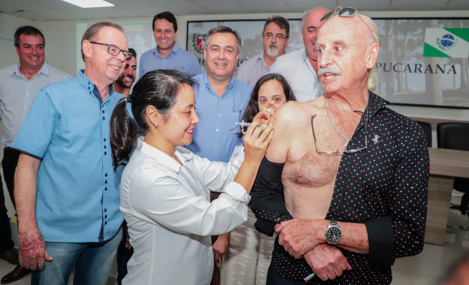 O secretário da Saúde do Paraná, Beto Preto, fez neste sábado pela manhã, na sede da 16ª Regional de Saúde, em Apucarana, a abertura estadual do “Dia D” da vacinação contra a gripe. Foto:  Josias Pinto