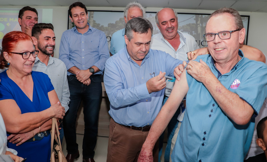 O secretário da Saúde do Paraná, Beto Preto, fez neste sábado pela manhã, na sede da 16ª Regional de Saúde, em Apucarana, a abertura estadual do “Dia D” da vacinação contra a gripe. Foto:  Josias Pinto