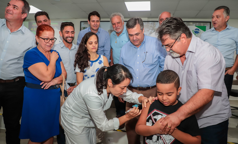 O secretário da Saúde do Paraná, Beto Preto, fez neste sábado pela manhã, na sede da 16ª Regional de Saúde, em Apucarana, a abertura estadual do “Dia D” da vacinação contra a gripe. Foto:  Josias Pinto