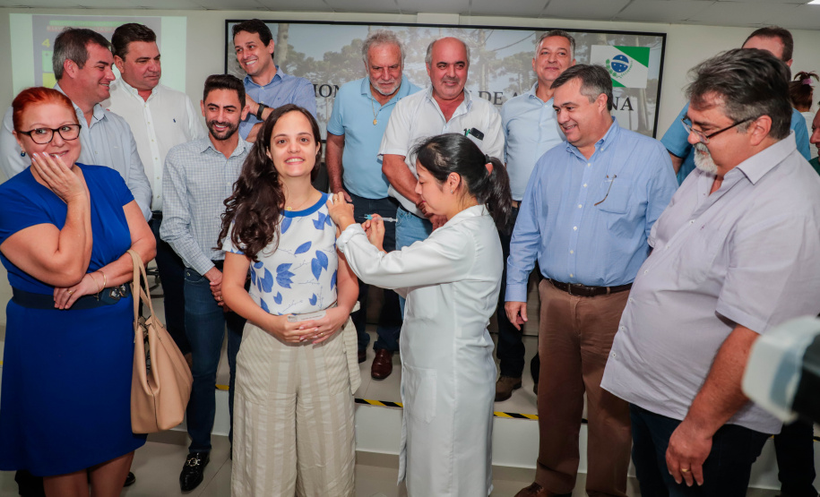 O secretário da Saúde do Paraná, Beto Preto, fez neste sábado pela manhã, na sede da 16ª Regional de Saúde, em Apucarana, a abertura estadual do “Dia D” da vacinação contra a gripe. Foto:  Josias Pinto