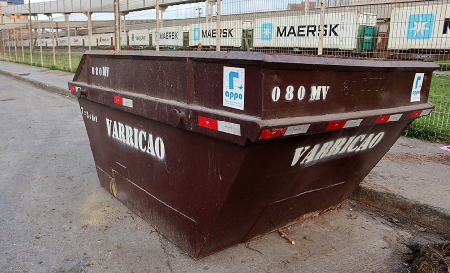 Os Portos do Paraná vão usar a partir deste mês um sistema eletrônico de rastreamento nos veículos que fazem o transporte de caçambas com os resíduos sólidos produzidos no cais, no pátio de triagem e no entorno da área portuária. Foto: Claudio Neves/APPA