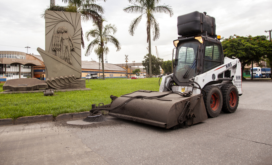 Os Portos do Paraná vão usar a partir deste mês um sistema eletrônico de rastreamento nos veículos que fazem o transporte de caçambas com os resíduos sólidos produzidos no cais, no pátio de triagem e no entorno da área portuária. Foto: Claudio Neves/APPA