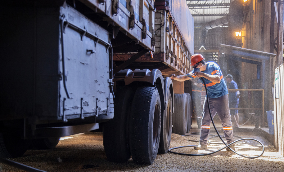 Os Portos do Paraná vão usar a partir deste mês um sistema eletrônico de rastreamento nos veículos que fazem o transporte de caçambas com os resíduos sólidos produzidos no cais, no pátio de triagem e no entorno da área portuária. Foto: Claudio Neves/APPA
