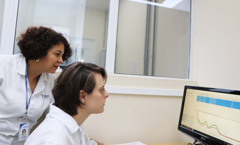 Estudantes paranaenses de graduação e pós-graduação contam com o apoio do Instituto de Tecnologia do Paraná (Tecpar) para o desenvolvimento de pesquisas acadêmicas que necessitam de equipamentos e laboratórios especializados.  Foto: Divulgação/Tecpar