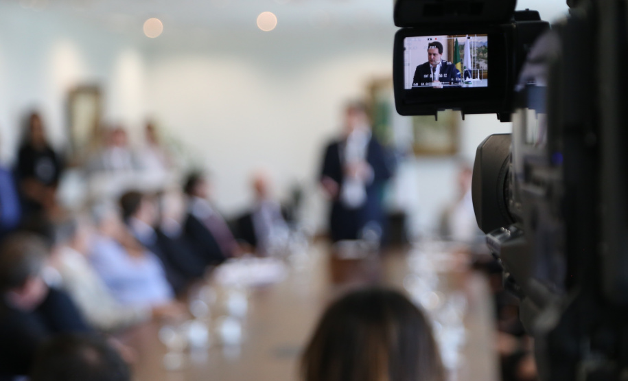 O governador Carlos Massa Ratinho Junior assinou nesta segunda-feira (6) decreto que prorroga os benefícios fiscais do Imposto sobre Circulação de Mercadorias e Serviços (ICMS) ao setor produtivo de todo o Estado. A medida beneficia setores como a agropecuária e indústria e busca manter a competitividade de mercado de diversos produtos paranaenses. Foto: José Fernando Ogura/ANPr - 06/05/2019