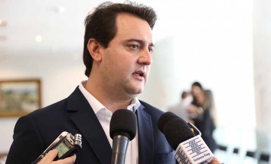 O governador Carlos Massa Ratinho Junior assinou nesta segunda-feira (6) decreto que prorroga os benefícios fiscais do Imposto sobre Circulação de Mercadorias e Serviços (ICMS) ao setor produtivo de todo o Estado. A medida beneficia setores como a agropecuária e indústria e busca manter a competitividade de mercado de diversos produtos paranaenses. Foto: José Fernando Ogura/ANPr - 06/05/2019