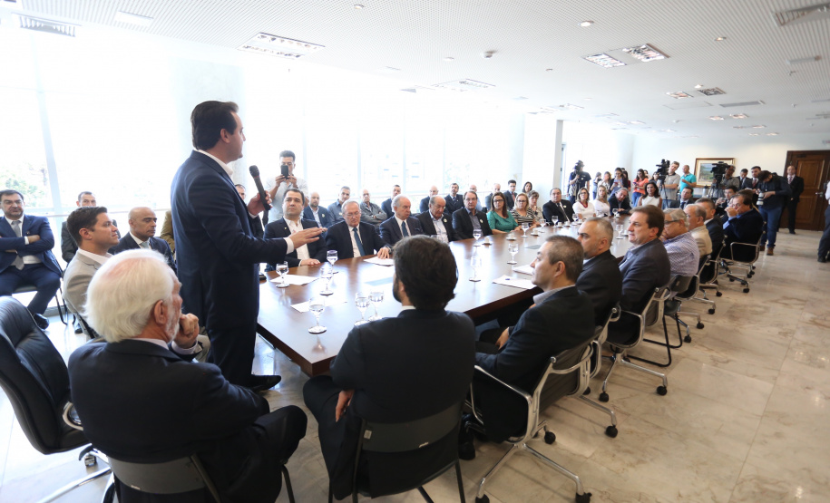 O governador Carlos Massa Ratinho Junior assinou nesta segunda-feira (6) decreto que prorroga os benefícios fiscais do Imposto sobre Circulação de Mercadorias e Serviços (ICMS) ao setor produtivo de todo o Estado. A medida beneficia setores como a agropecuária e indústria e busca manter a competitividade de mercado de diversos produtos paranaenses. Foto: José Fernando Ogura/ANPr - 06/05/2019