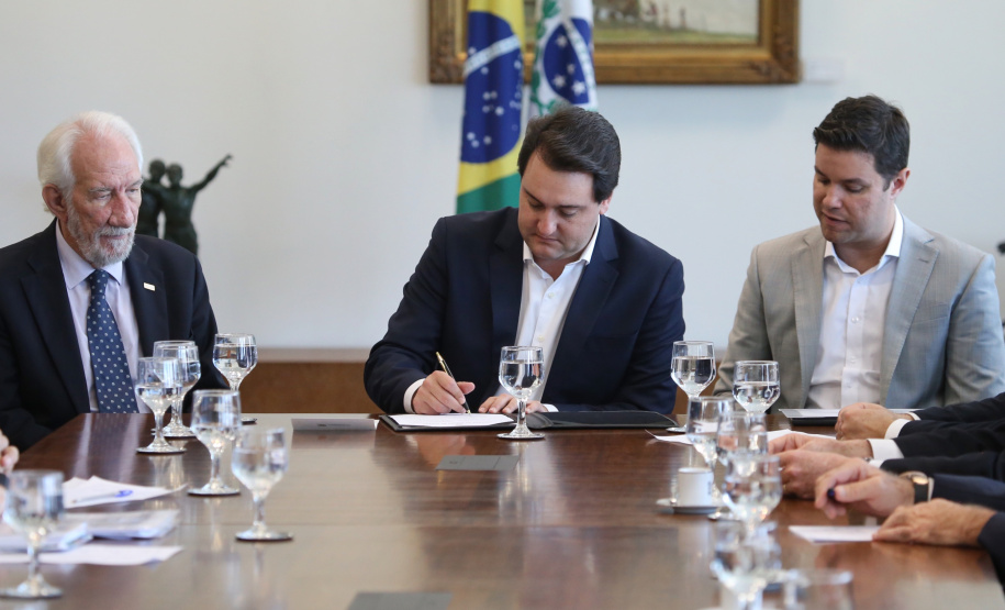 O governador Carlos Massa Ratinho Junior assinou nesta segunda-feira (6) decreto que prorroga os benefícios fiscais do Imposto sobre Circulação de Mercadorias e Serviços (ICMS) ao setor produtivo de todo o Estado. A medida beneficia setores como a agropecuária e indústria e busca manter a competitividade de mercado de diversos produtos paranaenses. Foto: José Fernando Ogura/ANPr - 06/05/2019