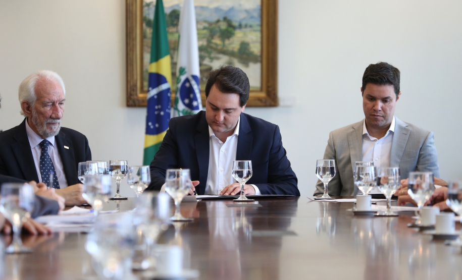 O governador Carlos Massa Ratinho Junior assinou nesta segunda-feira (6) decreto que prorroga os benefícios fiscais do Imposto sobre Circulação de Mercadorias e Serviços (ICMS) ao setor produtivo de todo o Estado. A medida beneficia setores como a agropecuária e indústria e busca manter a competitividade de mercado de diversos produtos paranaenses. Foto: José Fernando Ogura/ANPr - 06/05/2019