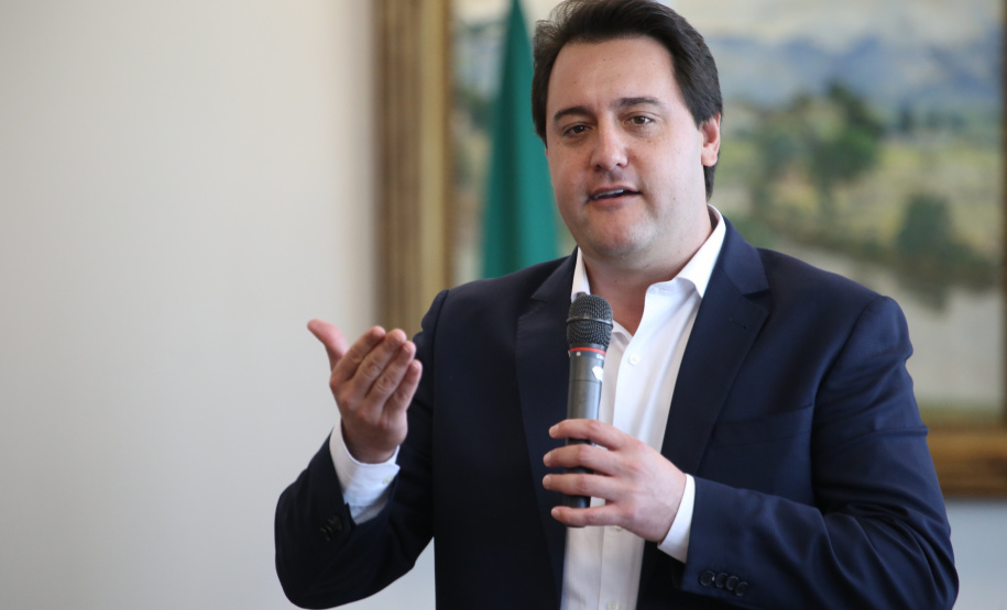O governador Carlos Massa Ratinho Junior assinou nesta segunda-feira (6) decreto que prorroga os benefícios fiscais do Imposto sobre Circulação de Mercadorias e Serviços (ICMS) ao setor produtivo de todo o Estado. A medida beneficia setores como a agropecuária e indústria e busca manter a competitividade de mercado de diversos produtos paranaenses. Foto: José Fernando Ogura/ANPr - 06/05/2019