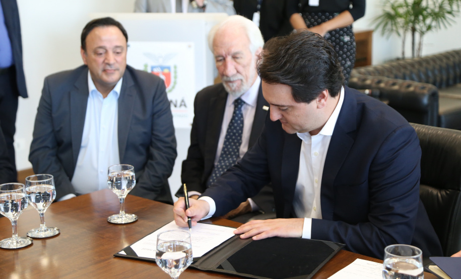 O governador Carlos Massa Ratinho Junior assinou nesta segunda-feira (6) decreto que prorroga os benefícios fiscais do Imposto sobre Circulação de Mercadorias e Serviços (ICMS) ao setor produtivo de todo o Estado. A medida beneficia setores como a agropecuária e indústria e busca manter a competitividade de mercado de diversos produtos paranaenses. Foto: José Fernando Ogura/ANPr - 06/05/2019