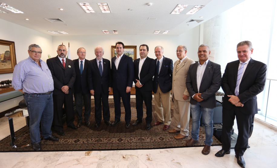 O governador Carlos Massa Ratinho Junior assinou nesta segunda-feira (6) decreto que prorroga os benefícios fiscais do Imposto sobre Circulação de Mercadorias e Serviços (ICMS) ao setor produtivo de todo o Estado. A medida beneficia setores como a agropecuária e indústria e busca manter a competitividade de mercado de diversos produtos paranaenses. Foto: José Fernando Ogura/ANPr - 06/05/2019