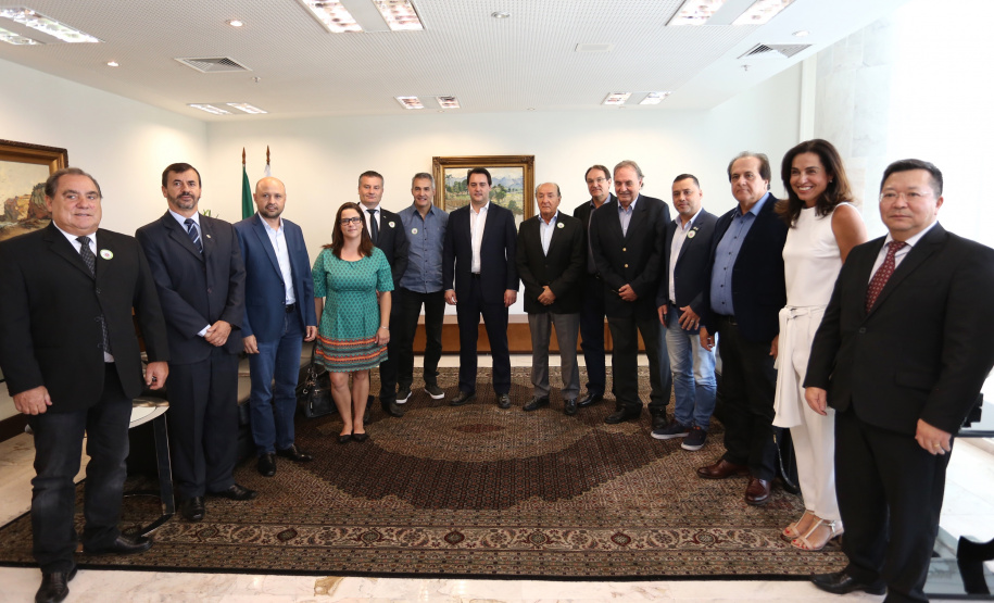 O governador Carlos Massa Ratinho Junior assinou nesta segunda-feira (6) decreto que prorroga os benefícios fiscais do Imposto sobre Circulação de Mercadorias e Serviços (ICMS) ao setor produtivo de todo o Estado. A medida beneficia setores como a agropecuária e indústria e busca manter a competitividade de mercado de diversos produtos paranaenses. Foto: José Fernando Ogura/ANPr - 06/05/2019