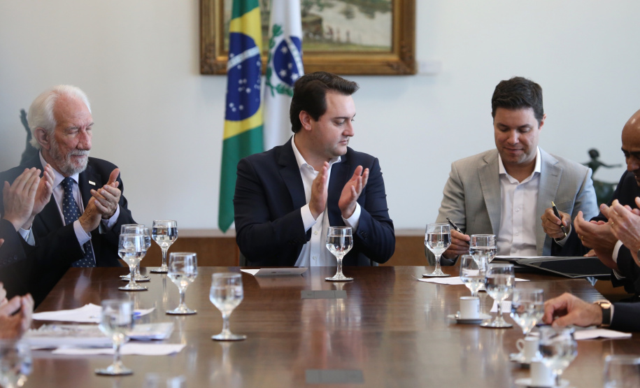 O governador Carlos Massa Ratinho Junior assinou nesta segunda-feira (6) decreto que prorroga os benefícios fiscais do Imposto sobre Circulação de Mercadorias e Serviços (ICMS) ao setor produtivo de todo o Estado. A medida beneficia setores como a agropecuária e indústria e busca manter a competitividade de mercado de diversos produtos paranaenses. Foto: José Fernando Ogura/ANPr - 06/05/2019