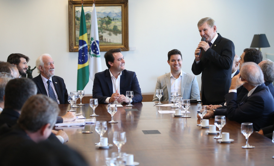 O governador Carlos Massa Ratinho Junior assinou nesta segunda-feira (6) decreto que prorroga os benefícios fiscais do Imposto sobre Circulação de Mercadorias e Serviços (ICMS) ao setor produtivo de todo o Estado. A medida beneficia setores como a agropecuária e indústria e busca manter a competitividade de mercado de diversos produtos paranaenses. Foto: José Fernando Ogura/ANPr - 06/05/2019
