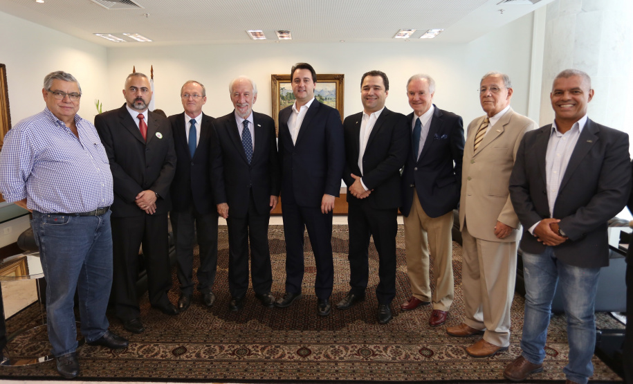 O governador Carlos Massa Ratinho Junior assinou nesta segunda-feira (6) decreto que prorroga os benefícios fiscais do Imposto sobre Circulação de Mercadorias e Serviços (ICMS) ao setor produtivo de todo o Estado. A medida beneficia setores como a agropecuária e indústria e busca manter a competitividade de mercado de diversos produtos paranaenses. Foto: José Fernando Ogura/ANPr - 06/05/2019