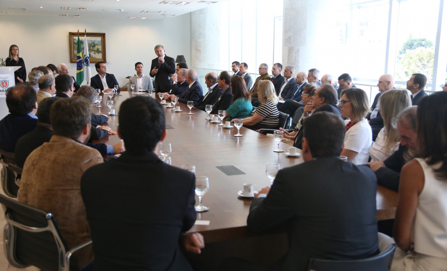 O governador Carlos Massa Ratinho Junior assinou nesta segunda-feira (6) decreto que prorroga os benefícios fiscais do Imposto sobre Circulação de Mercadorias e Serviços (ICMS) ao setor produtivo de todo o Estado. A medida beneficia setores como a agropecuária e indústria e busca manter a competitividade de mercado de diversos produtos paranaenses. Foto: José Fernando Ogura/ANPr - 06/05/2019